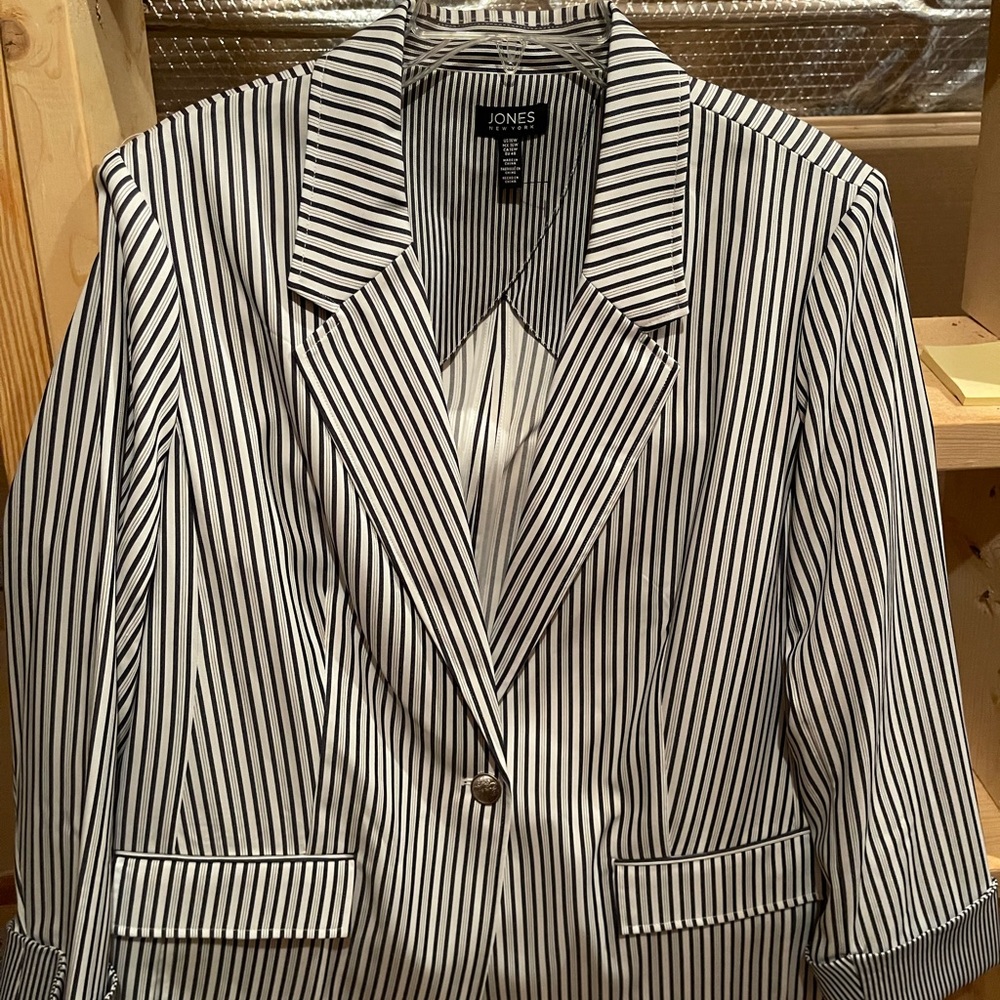 Ladies plus size seersucker blazer 16W